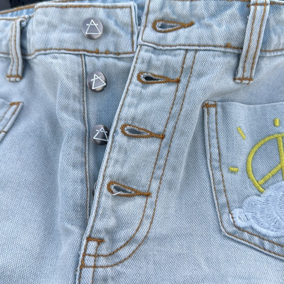 Some Days Lovin Women's‎ High Rise Embroidered Denim Shorts Size 29 - Picture 7 of 9